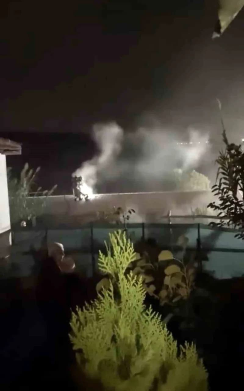Bursa Karacabey’de eski dam olarak kullanılan yapıda çıkan yangına müdahale eden itfaiye ekipleri