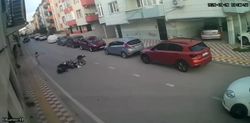 Bursa’nın Karacabey ilçesinde aniden yola çıkan küçük çocuğa motosiklet çarptı.