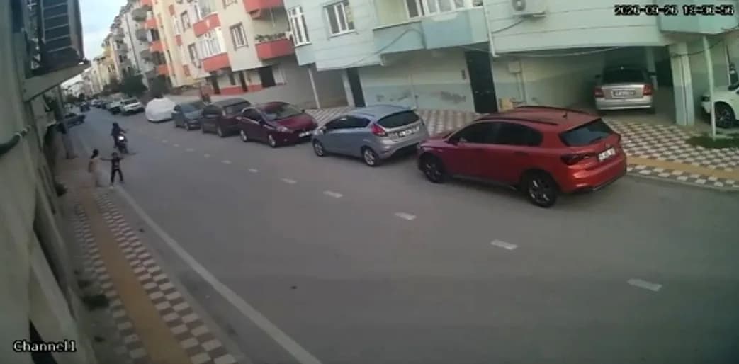 Bursa Karacabey'de motosikletin aniden yola çıkan çocuğa çarpma anı güvenlik kamerasında