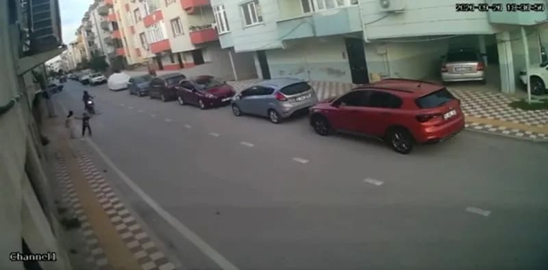 Bursa Karacabey'de motosikletin aniden yola çıkan çocuğa çarpma anı güvenlik kamerasında