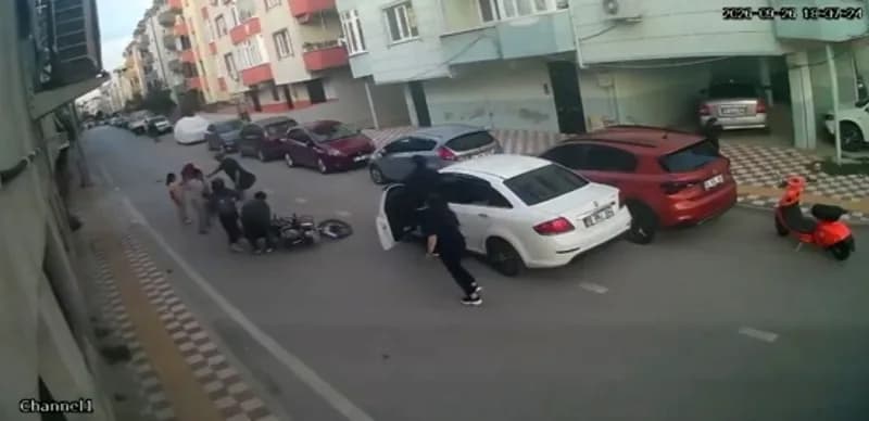 Bursa’nın Karacabey ilçesinde aniden yola çıkan küçük çocuğa motosiklet çarptı.