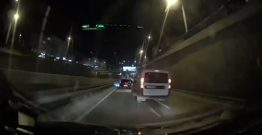 Bursa'da hafif ticari otomobil sürücüsü makas atarak trafiği tehlikeye attı. O anlar, başka bir aracın kamerasına yansıd