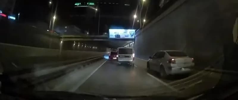 Bursa'da hafif ticari otomobil sürücüsü makas atarak trafiği tehlikeye attı. O anlar, başka bir aracın kamerasına yansıd