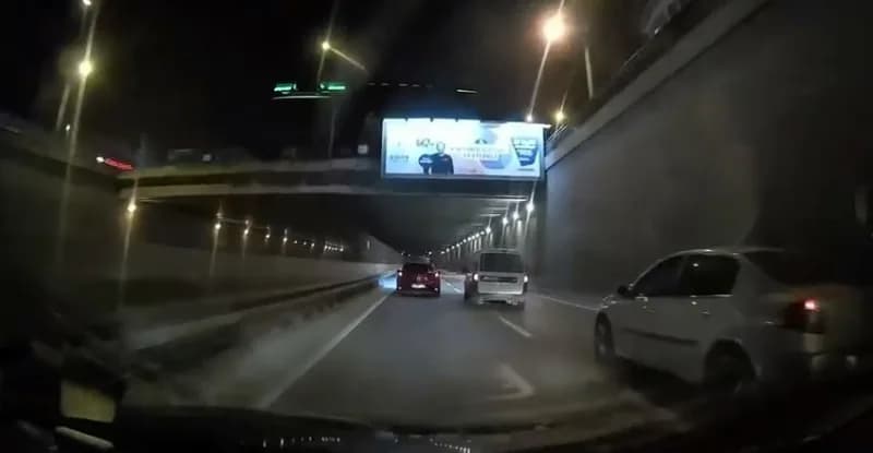 Bursa'da hafif ticari otomobil sürücüsü makas atarak trafiği tehlikeye attı. O anlar, başka bir aracın kamerasına yansıd