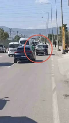 Bursa’da arızalanan otomobili itmek için motosikletinden ayağını uzatan motokurye