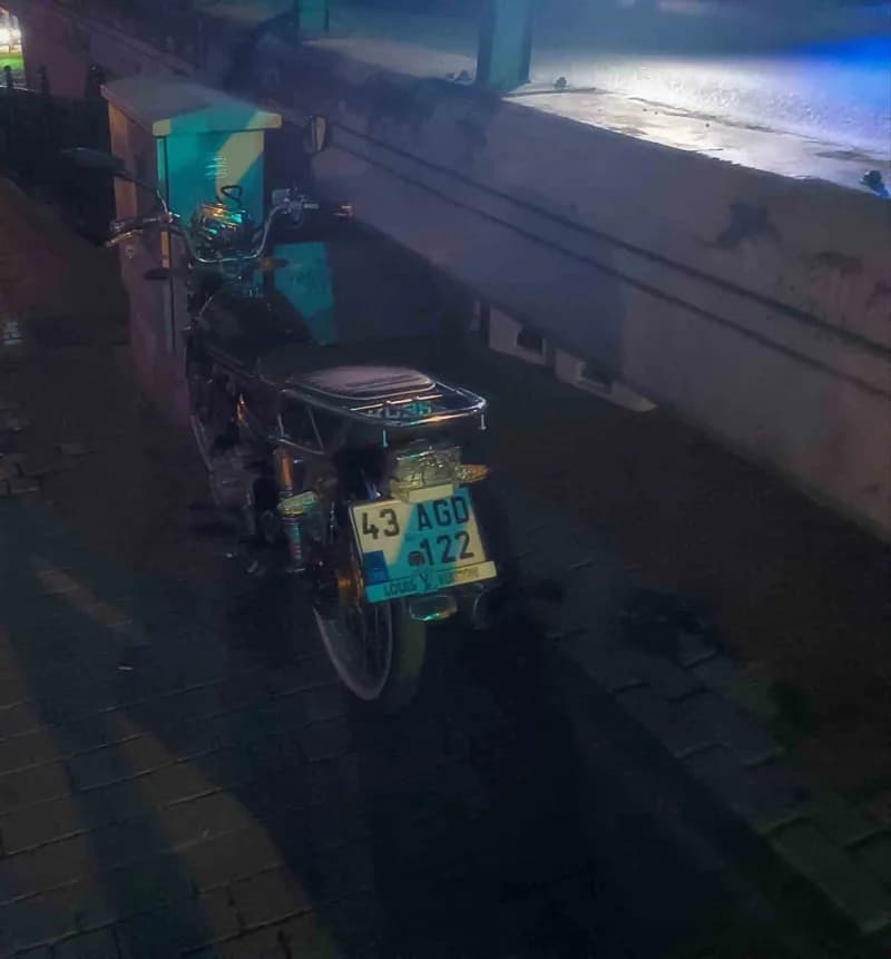 Bursa’da 3 kişinin bindiği motosiklet, sürücüsünün kontrolünden çıkarak bariyerlere çarptı.