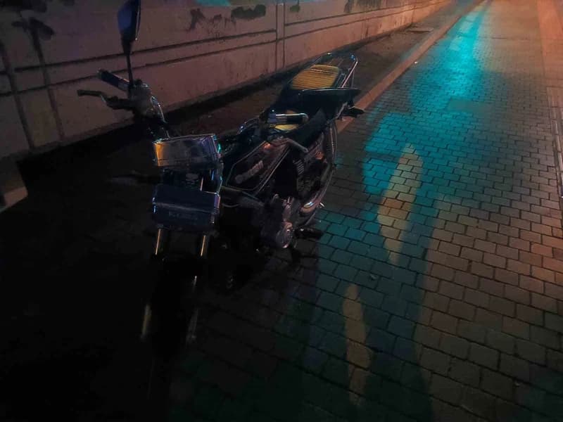 Bursa’da 3 kişinin bindiği motosiklet, sürücüsünün kontrolünden çıkarak bariyerlere çarptı.