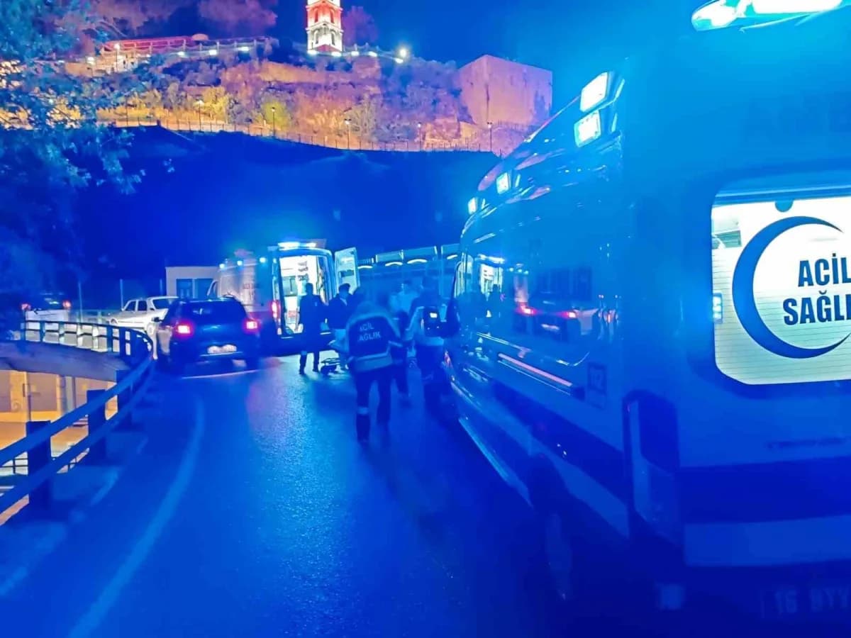 Yaralılar, ambulanslarla hastaneye kaldırılarak tedavi altına alındı.