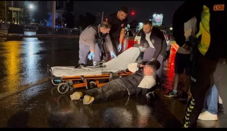 Bursa Osmangazi’de yağışlı havada devrilen motosiklet ve olay yerinde müdahale edilen yaralı