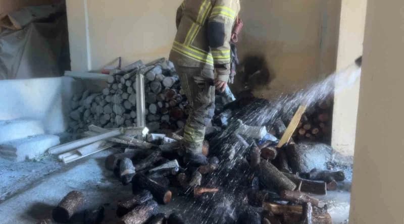 Bursa'da apartmanın garaj bölümünde bulunan odunların tutuşması sonucu çıkan yangın, apartman sakinlerinin müdahalesiyle