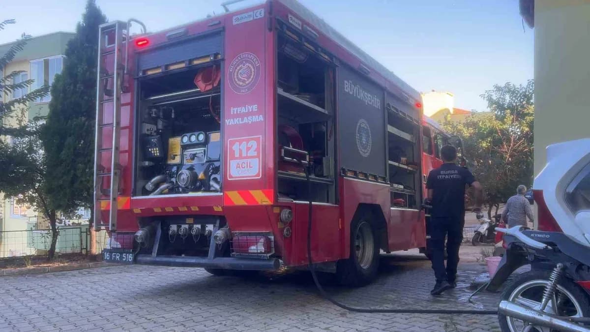 Bursa'da apartmanın garaj bölümünde bulunan odunların tutuşması sonucu çıkan yangın, apartman sakinlerinin müdahalesiyle