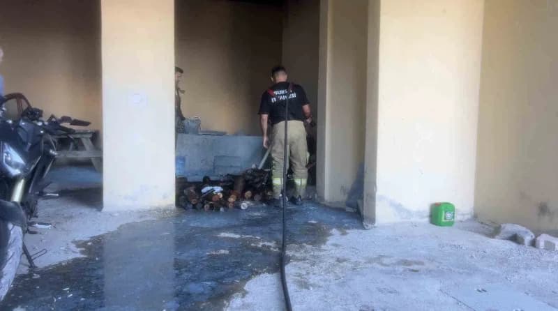 Bursa'da apartmanın garaj bölümünde bulunan odunların tutuşması sonucu çıkan yangın, apartman sakinlerinin müdahalesiyle