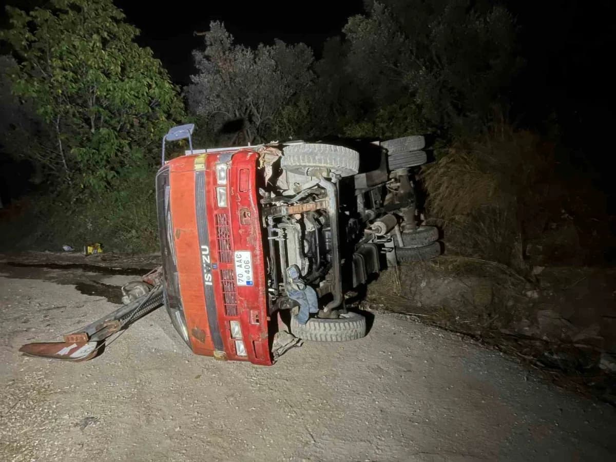 Bursa Mudanya'da devrilen iş makinesinde sıkışan sürücünün kurtarılması