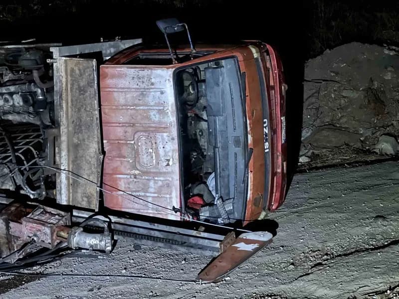 Bursa’da kontrolden çıkan iş makinesi devrildi