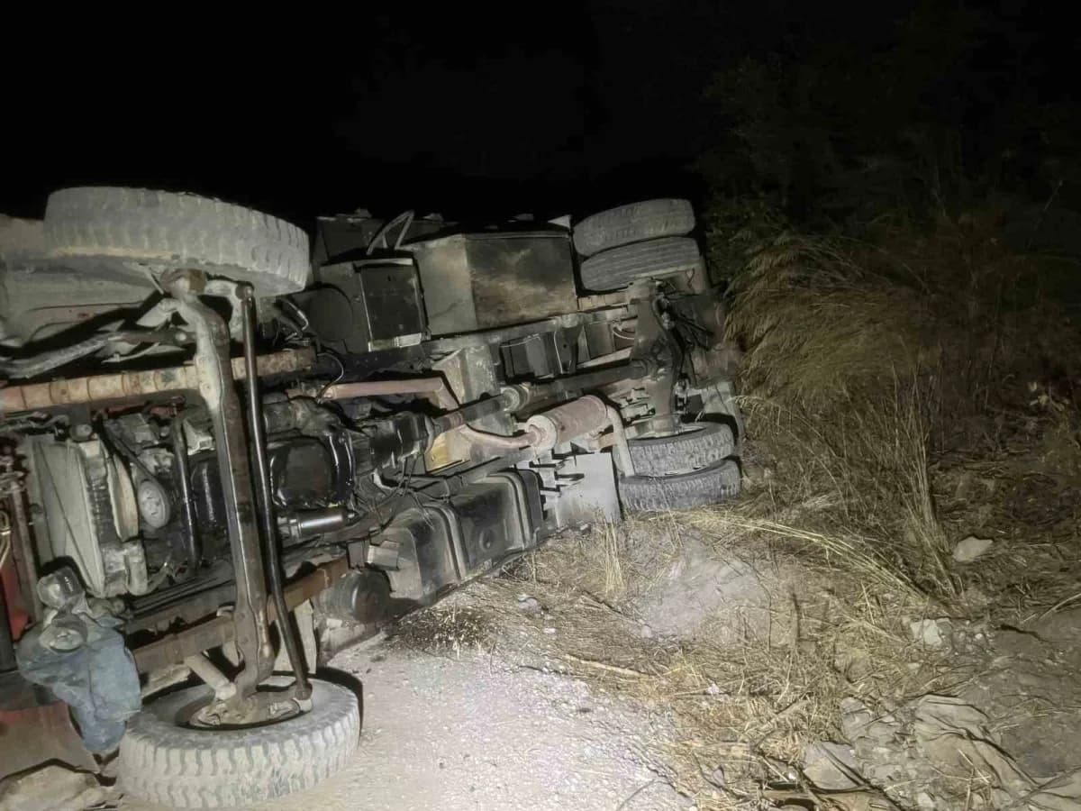Bursa’da kontrolden çıkan iş makinesi devrildi