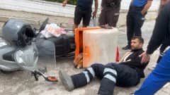 Bursa Mudanya'da kaygan yolda motosikletli kuryenin kaza yaptığı an
