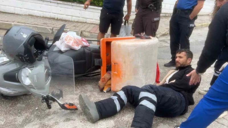 Bursa Mudanya'da kaygan yolda motosikletli kuryenin kaza yaptığı an
