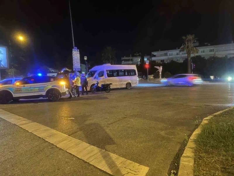 Bursa’da motosiklet ile minibüsün çarpıştığı kazada 18 yaşındaki motosiklet sürücüsü ağır yaralandı. Minibüste yolcu bul