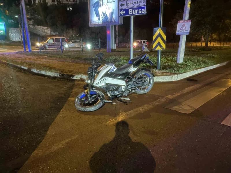 Bursa’da motosiklet ile minibüsün çarpıştığı kazada 18 yaşındaki motosiklet sürücüsü ağır yaralandı. Minibüste yolcu bul