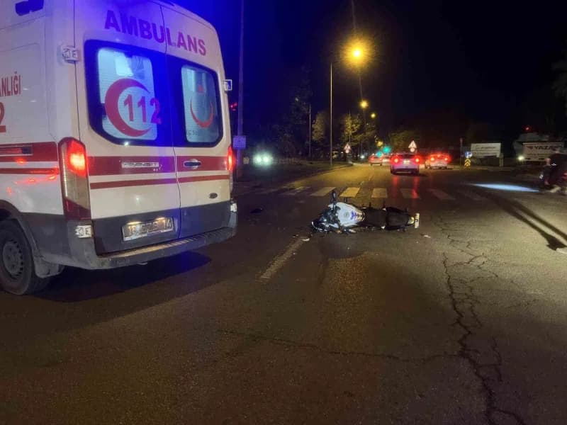 Bursa’da motosiklet ile minibüsün çarpıştığı kazada 18 yaşındaki motosiklet sürücüsü ağır yaralandı. Minibüste yolcu bul