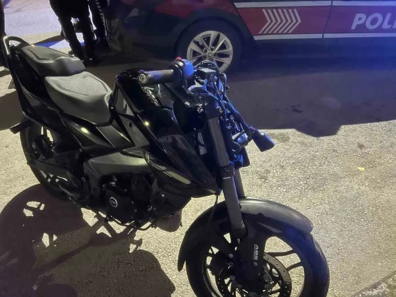 Bursa'da kontrolden çıkan motosikletin park halindeki otomobile çarpması sonucu meydana gelen kazada, 2 kişi yaralandı.