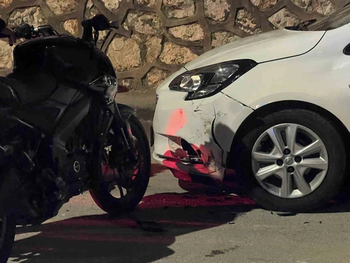 Bursa'da kontrolden çıkan motosikletin park halindeki otomobile çarpması sonucu meydana gelen kazada, 2 kişi yaralandı.