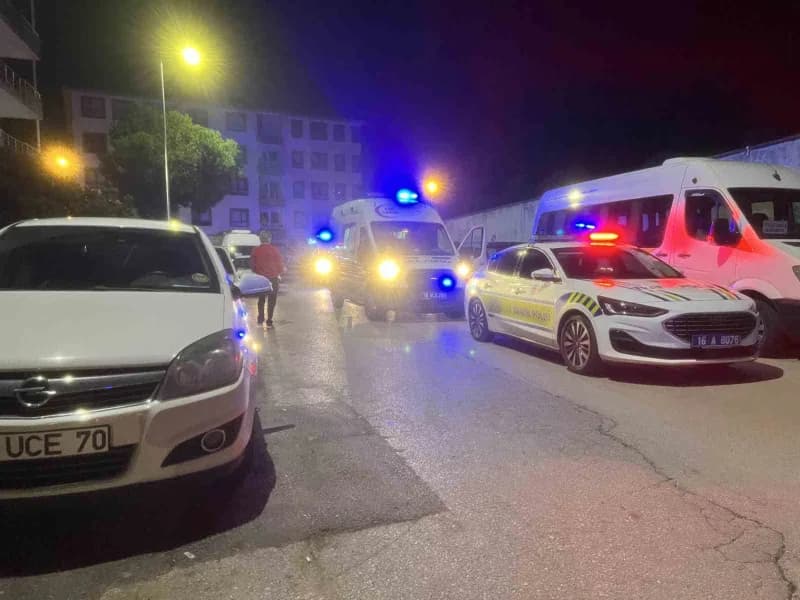 Bursa'da kontrolden çıkan motosikletin park halindeki otomobile çarpması sonucu meydana gelen kazada, 2 kişi yaralandı.