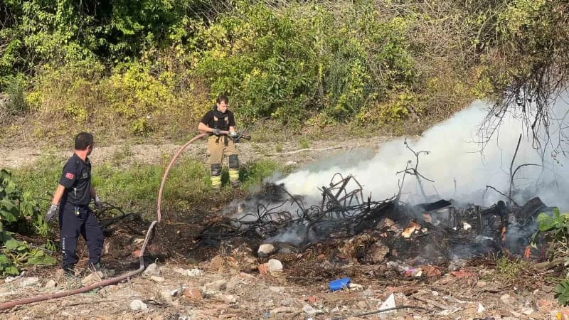Bursa'nın Mudanya ilçesi ormanlık alanda yakılan ateşin çevredeki kuru ot ve ağaçları tutuşturmasıyla başlayan yangın, Y