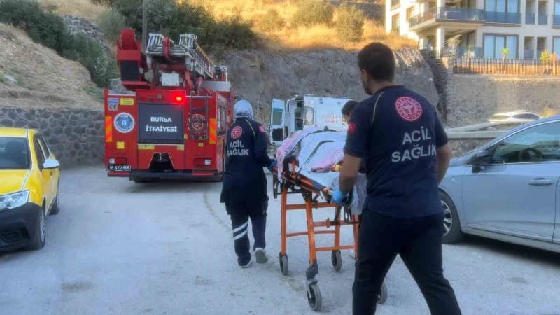 Bursa’da tadilat çalışması sırasında dengesini kaybeden işçi, dubleks dairenin balkonuna düşerek ağır yaralandı. Gökçin