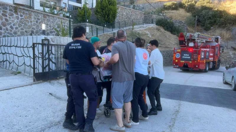 Bursa’da tadilat çalışması sırasında dengesini kaybeden işçi, dubleks dairenin balkonuna düşerek ağır yaralandı. Gökçin