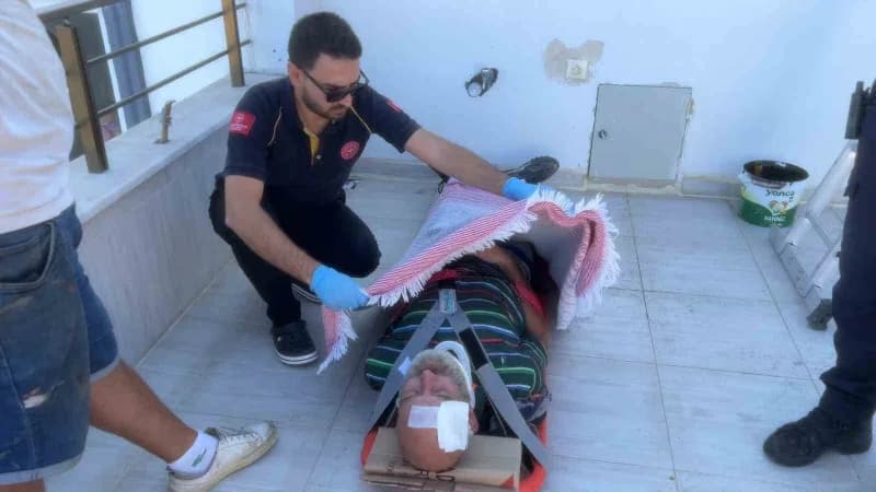 Bursa Mudanya'da tadilat sırasında balkona düşen işçinin sağlık ekipleri tarafından müdahale edilmesi