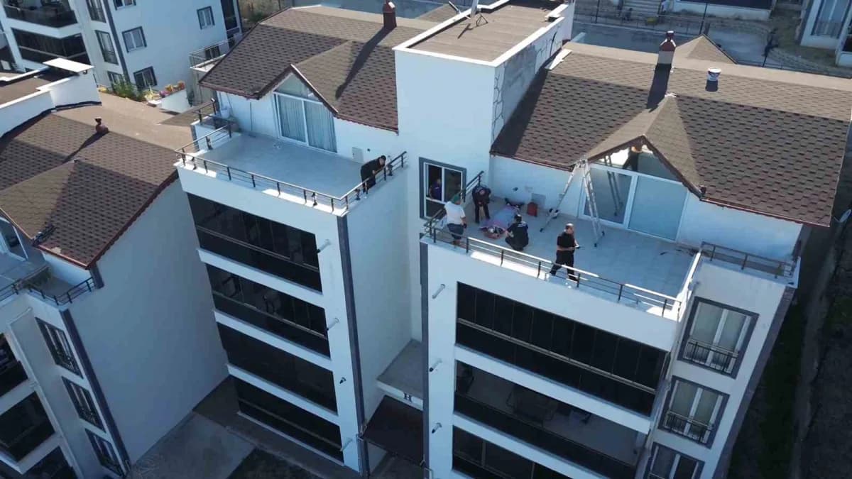Bursa’da tadilat çalışması sırasında dengesini kaybeden işçi, dubleks dairenin balkonuna düşerek ağır yaralandı. Gökçin