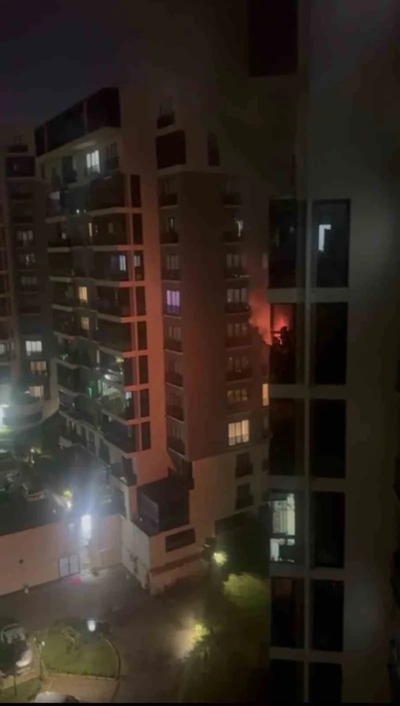Bursa'da bir sitedeki dairede çıkan yangın itfaiye ekipleri tarafından söndürülürken, dumandan etkilenen 4 kişi hastaney