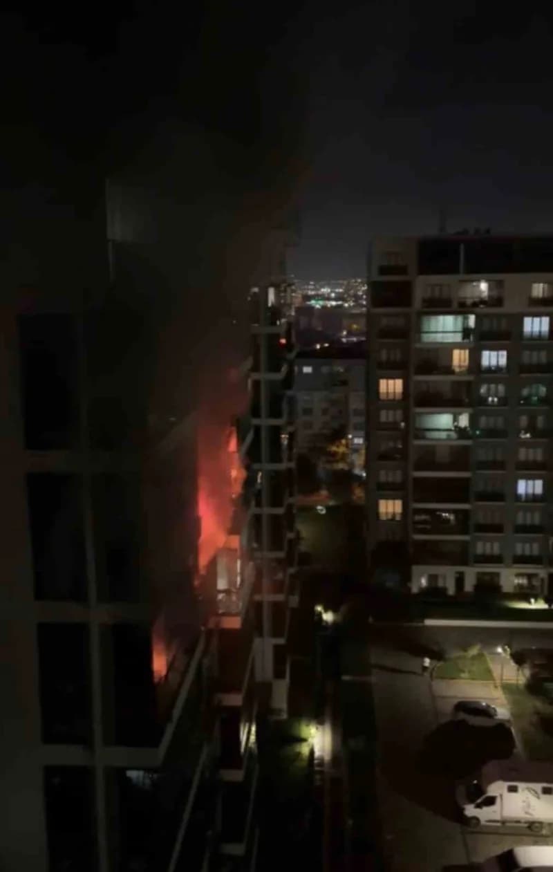 Bursa'da bir sitedeki dairede çıkan yangın itfaiye ekipleri tarafından söndürülürken, dumandan etkilenen 4 kişi hastaney