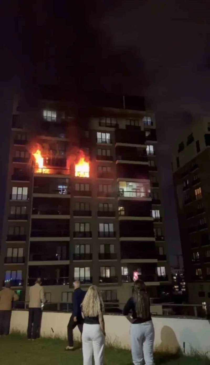 Bursa Nilüfer Ataevler Mahallesi’nde apartman dairesinde çıkan yangına müdahale eden itfaiye ekipleri