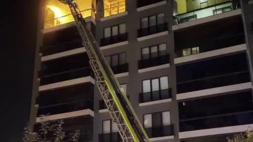 Bursa Nilüfer Ataevler Mahallesi’nde bir sitedeki dairede çıkan yangın sonrası itfaiye ekiplerinin müdahalesi