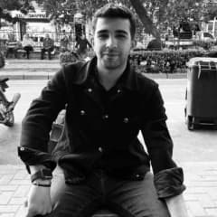 Bursa Orhaneli’de iki otomobilin kafa kafaya çarpıştığı trafik kazası sonrası olay yeri