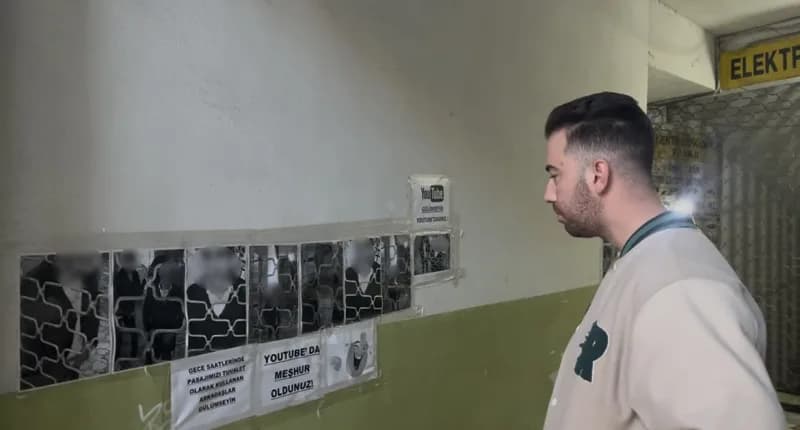 Bursa Osmangazi’de pasaj sahibinin gece tuvalet yapanların fotoğraflarını duvara astığı pasaj duvarı