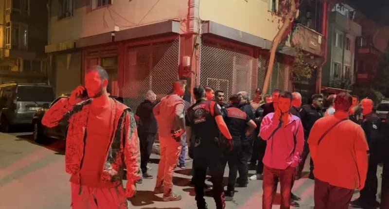 Kalabalık gruba laf attı, dayak yedi, silahı çekip yanlışıkla kendini vurdu