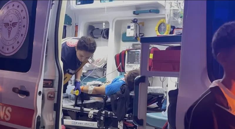 Kalabalık gruba laf attı, dayak yedi, silahı çekip yanlışıkla kendini vurdu