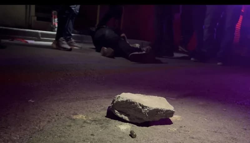 Kalabalık gruba laf attı, dayak yedi, silahı çekip yanlışıkla kendini vurdu
