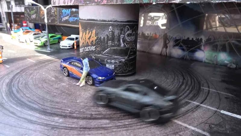 Bursa’daki otomobil fuarında sergilenen modifiye araçlar kadar, bir otomobil tutkununun bagajında oluşturduğu minyatür g