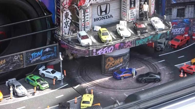 Bursa otomobil fuarında bagajında minyatür garaj ve drift yapan oyuncak otomobil sergileyen araç