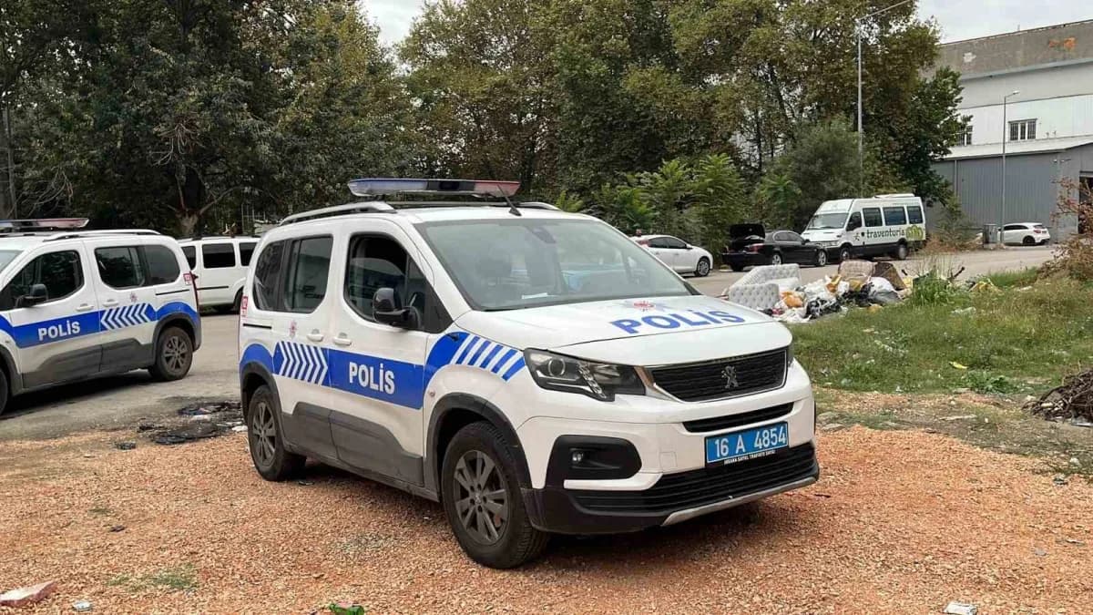 Osmangazi ilçesinde park halindeki otomobile kendini kilitleyen kadın, ekiplere zor anlar yaşattı.