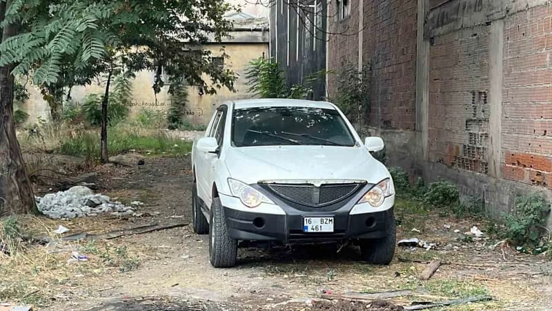 Bursa Osmangazi'de park halindeki otomobile kendini kilitleyen kadın ve polis ekipleri