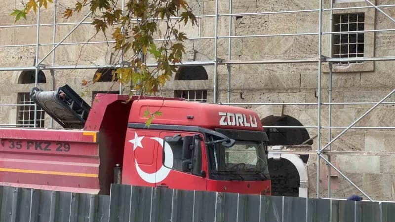 Bursa’da 192 yıllık tarihi binanın restorasyonunda çalışan işçi, kolunu iş makinesine kaptırarak yaralandı.