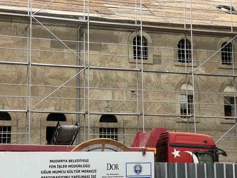 Bursa’da 192 yıllık tarihi binanın restorasyonunda çalışan işçi, kolunu iş makinesine kaptırarak yaralandı.