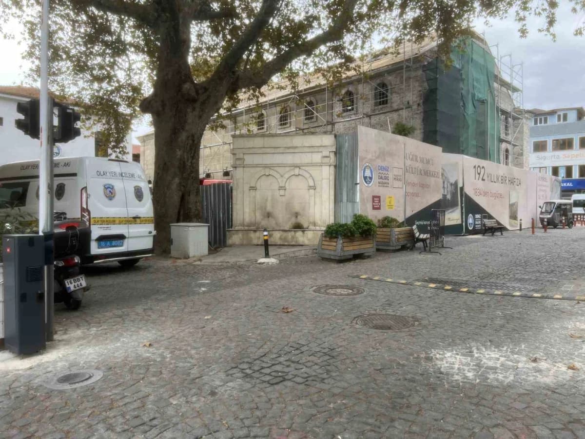 Bursa’da 192 yıllık tarihi binanın restorasyonunda çalışan işçi, kolunu iş makinesine kaptırarak yaralandı.