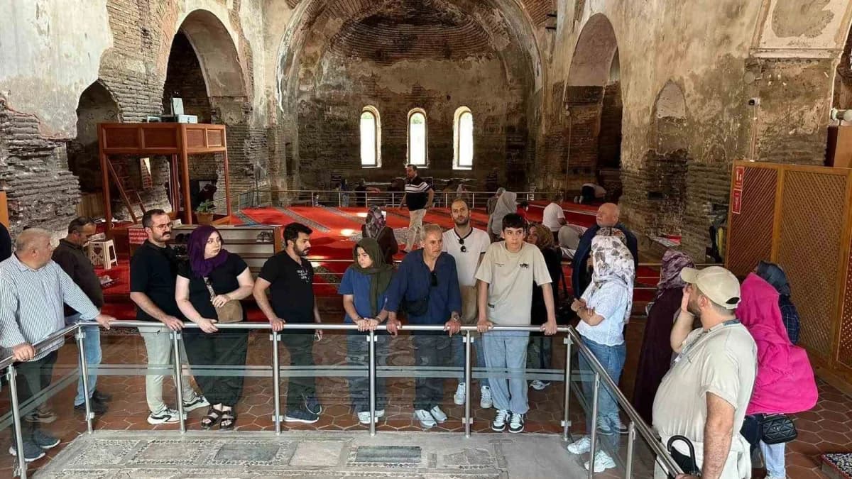 Bursa Büyükşehir Belediyesi'nin düzenlediği ‘İznik Kültürel Miras Teknik Gezisi’ne katılan Bursa Şehir Hastanesi çalışan