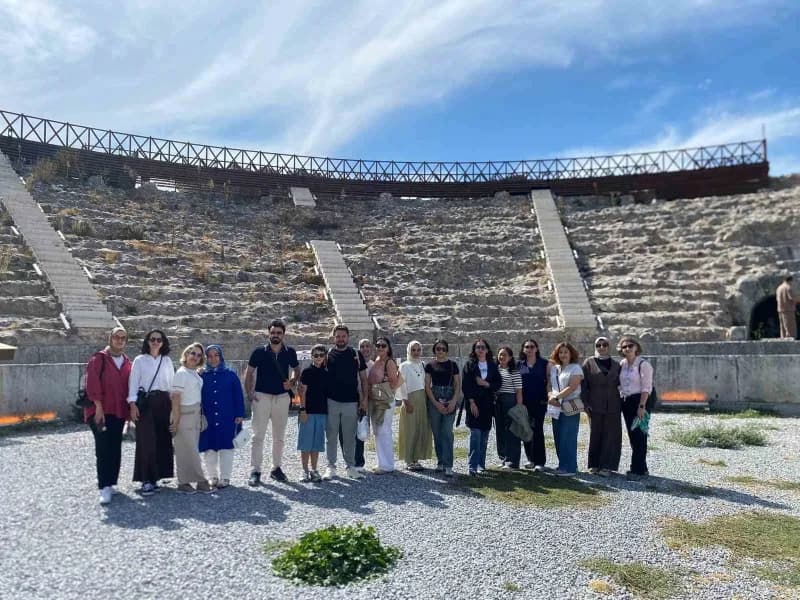 Bursa Büyükşehir Belediyesi'nin düzenlediği ‘İznik Kültürel Miras Teknik Gezisi’ne katılan Bursa Şehir Hastanesi çalışan